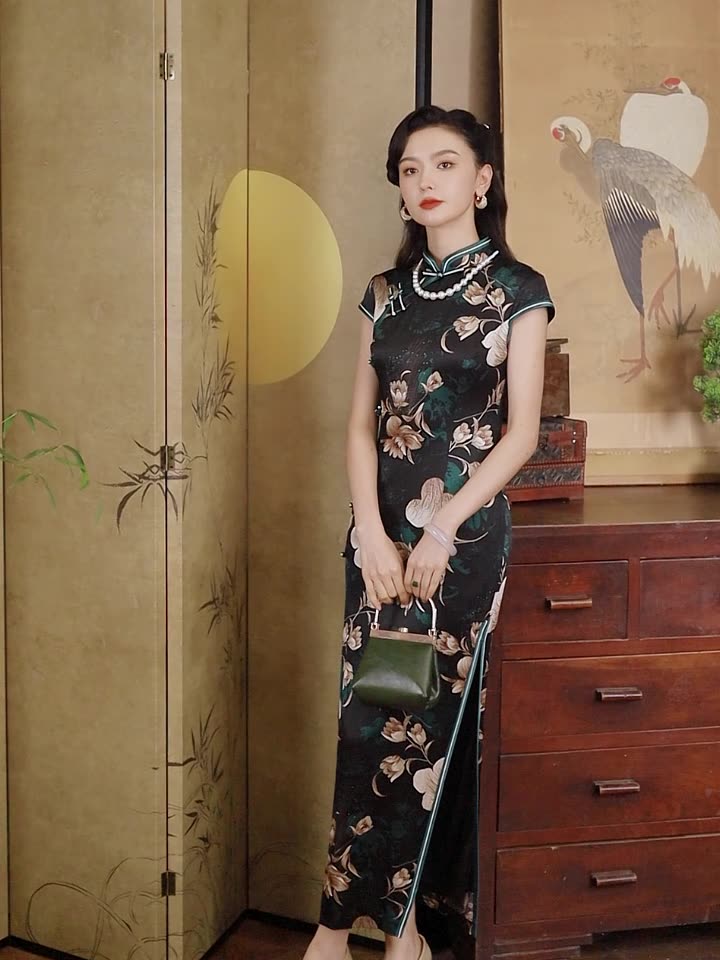 Black Lily Silk Cheongsam – Spring & Summer Style